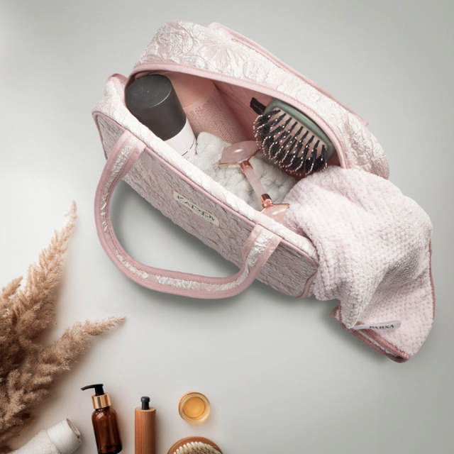 Karen stor toilettaske med hank i rosa brokade